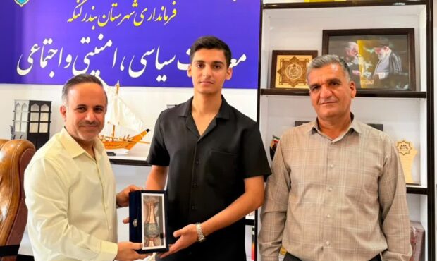 تجلیل رئیس هیئت کاراته هرمزگان از کاراتهکای سابق خود تجلیل رئیس هیئت کاراته هرمزگان از کاراتهکای سابق خود